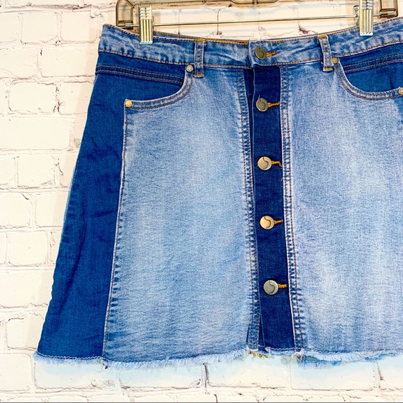Joe’s Jeans denim skirt two toned buttons - Picture 2 of 5